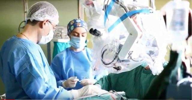Neurokirurgët e QKUK-së kryejnë tri operacione të komplikuara (VIDEO)