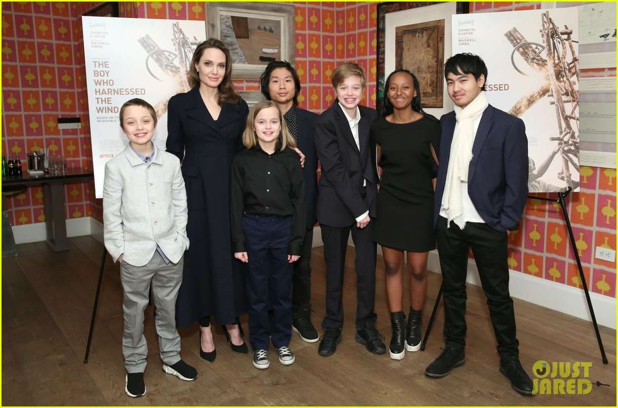 Angelina Jolie në paraqitje të rrallë me gjashtë fëmijët (FOTO)