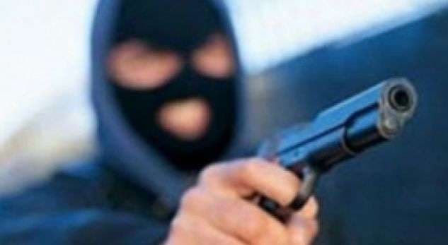 Grabitje e armatosur në Gjilan, punëtorët e marketit arritën ta ndalojnë hajnin