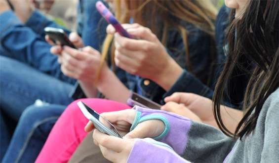 Gjërat që duhet të flisni me fëmijën kur shfaq varësi nga telefoni