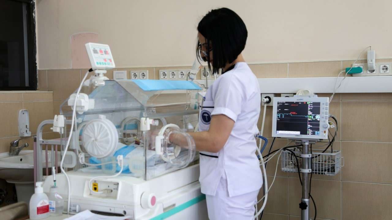 Operim i rrallë në QKUK, mjekët i shpëtojnë jetën foshnjës 28 ditëshe që kishte probleme me frymëmarrje