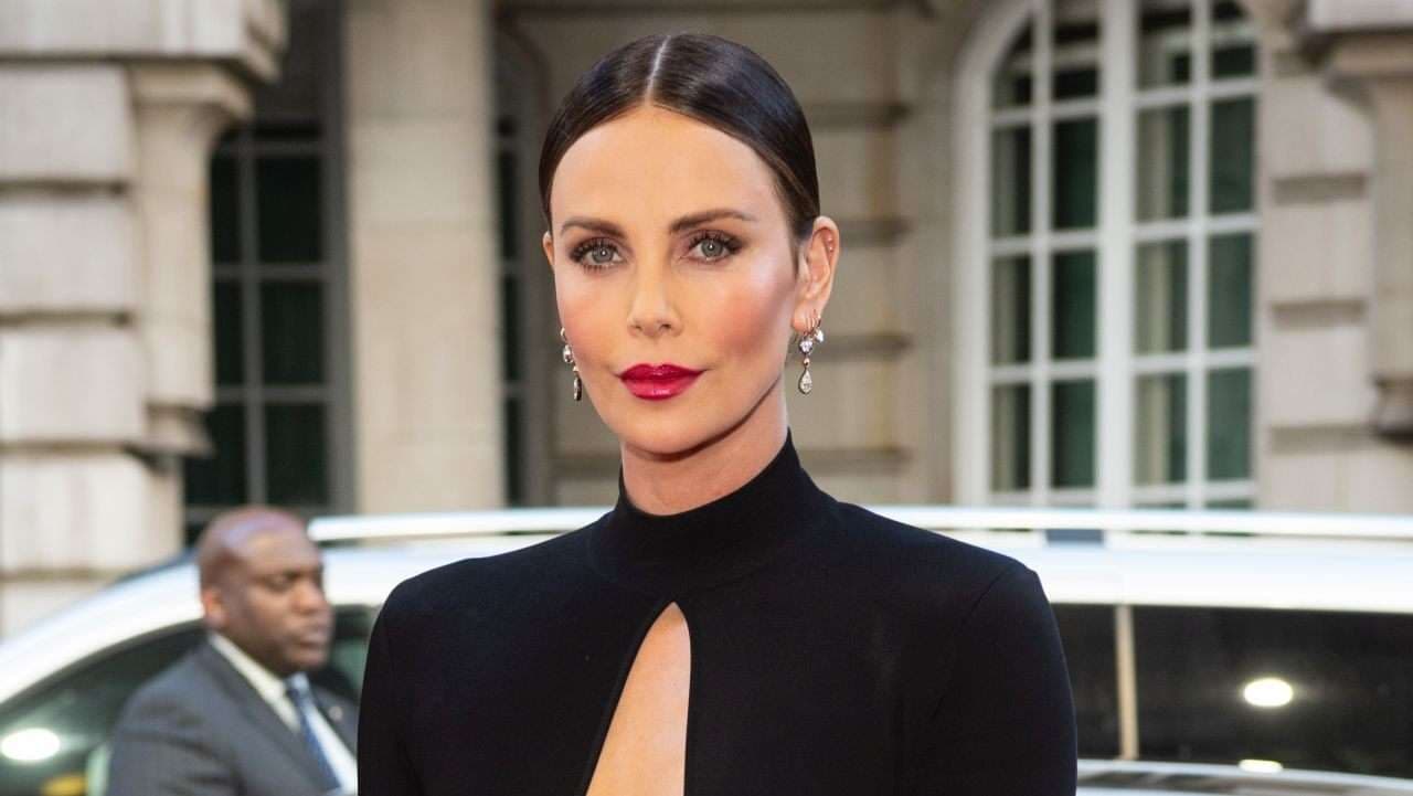 Charlize Theron thotë se është në lidhje, por jo edhe e dashuruar