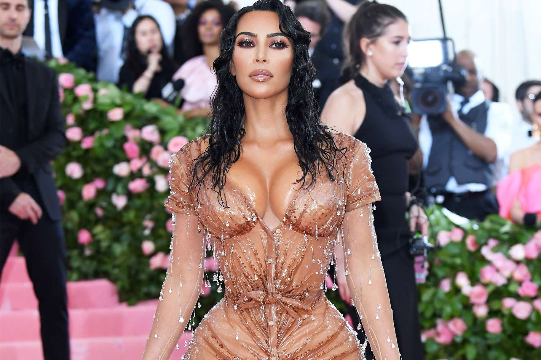 Kim Kardashian mori mësime si të marrë frymë me korsetin në Met Gala