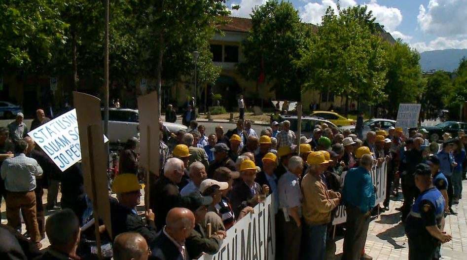Minatorët protestojnë para Kuvendit të Shqipërisë