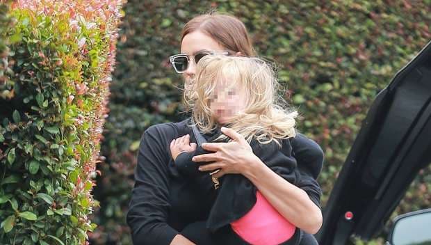 Irina Shayk nxjerr në shëtitje vajzën e saj të vogël