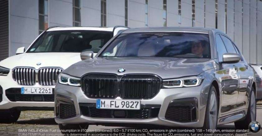 Largojini duart nga timoni, BMW parkohet vet (VIDEO)
