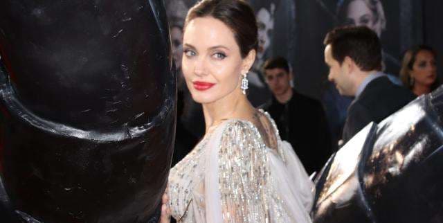Angelina Jolie me një fustan ikonik në premierën e “Maleficent”