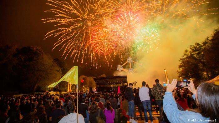Hindusët festojnë Diwalin, festivalin e ngjyrave (FOTO)