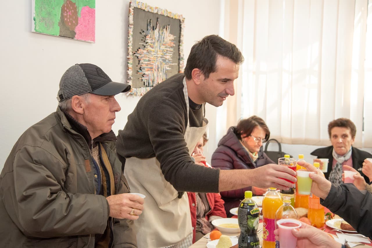 Bashkia e Tiranës shtron drekë në qendrat e saj sociale