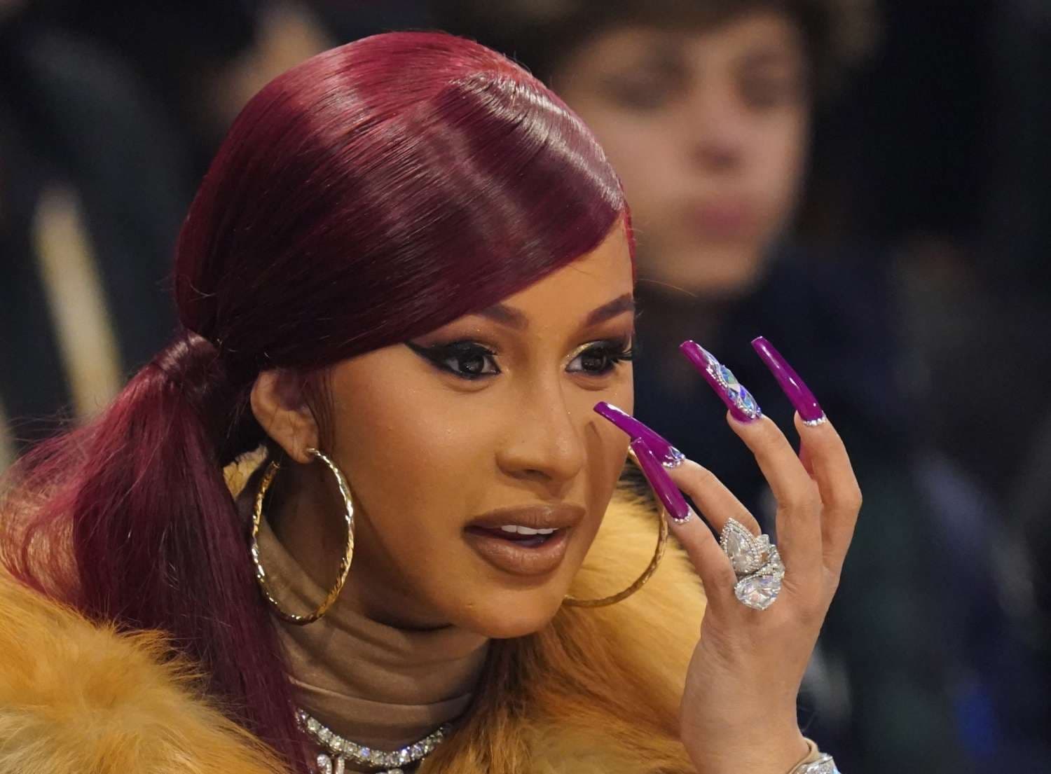 Cardi B kombinon ngjyrën e flokëve me çantën 20 mijë dollarëshe