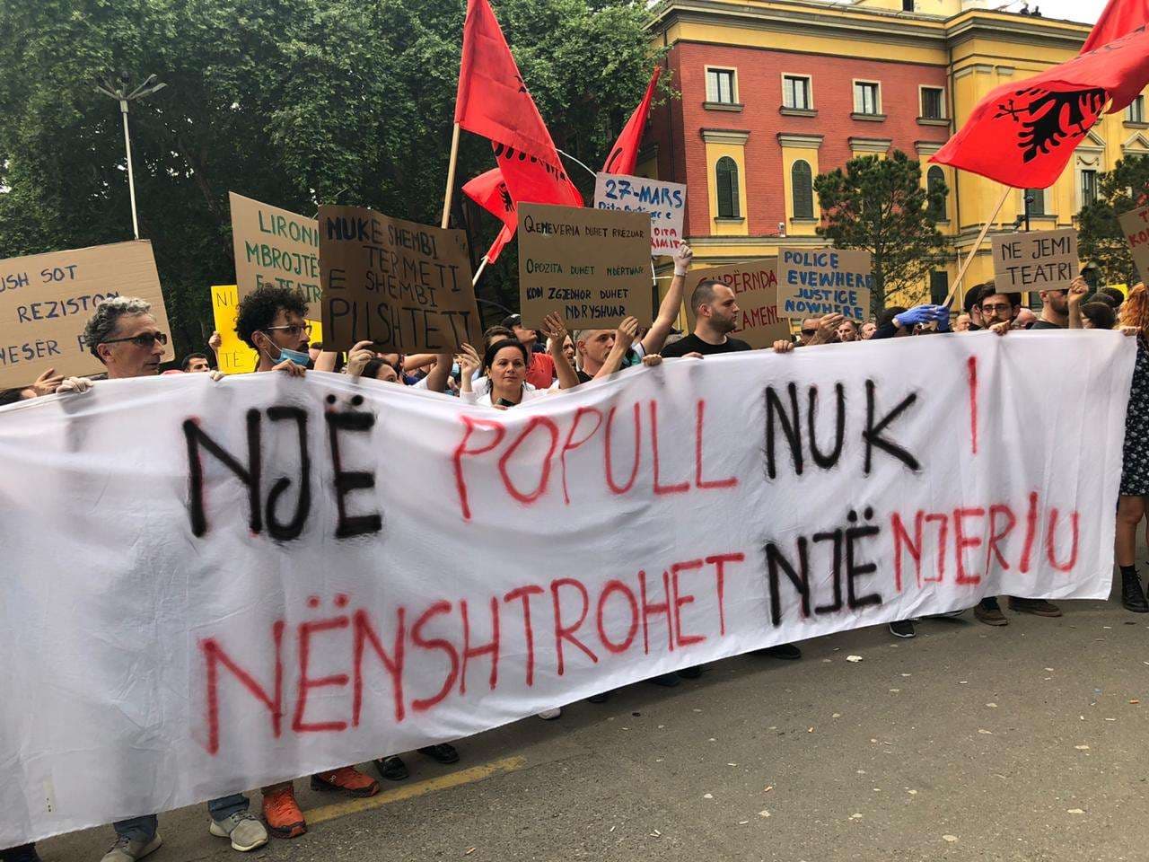 Lëvizja Vetëvendosje bashkohet në protestat në Tiranë pas rrëzimit të teatrit