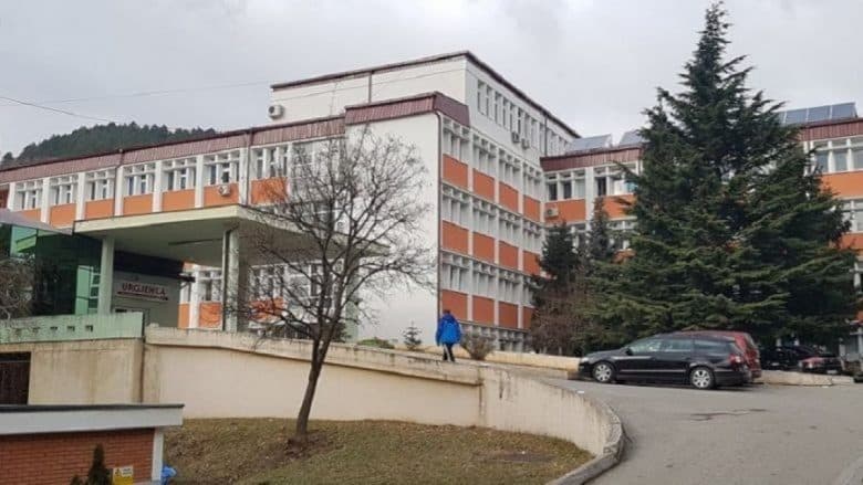 U godit me shufër metali nga një nxënës, Spitali jep detaje për gjendjen shëndetësore të edukatores