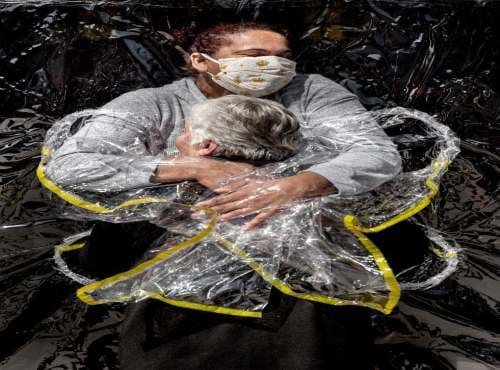 Përqafimi pandemik fiton çmimin “World Press Photo”