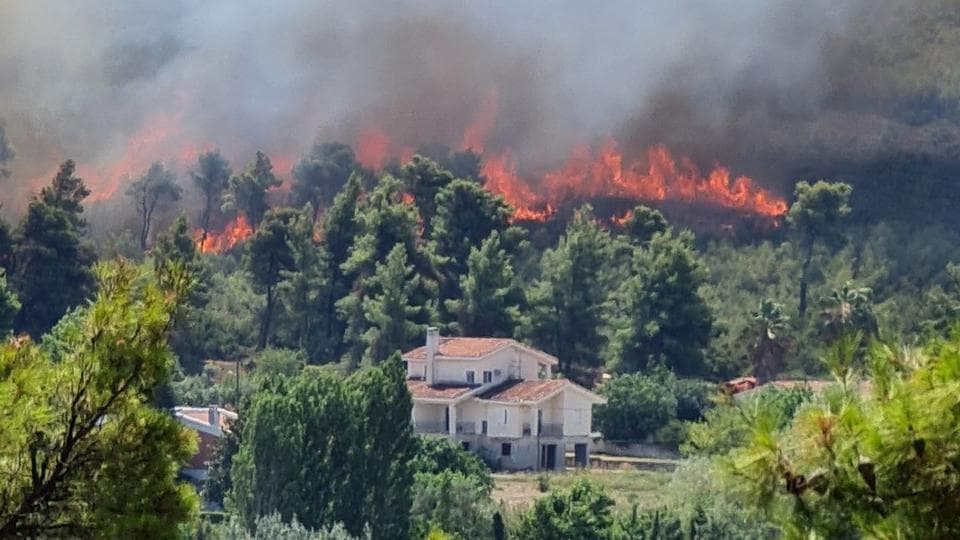 Zjarri grek "jashtë kontrollit", kërcënon rrethinat e Athinës