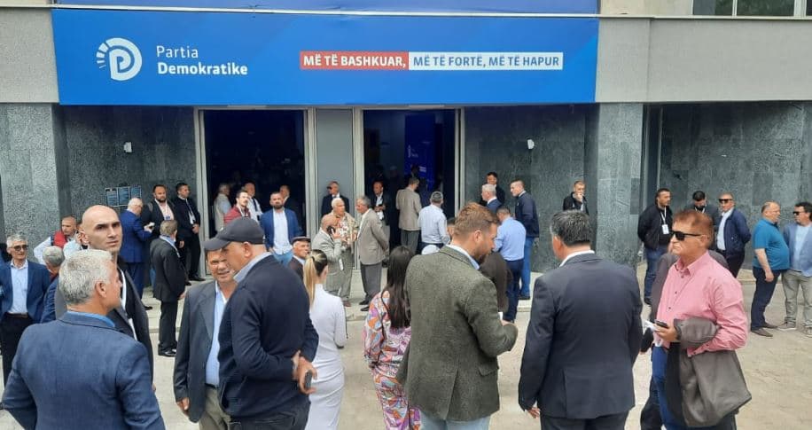 Mbërrijnë delegatët e parë të PD-së, çfarë po ndodh në Pallatin e Kongreseve?