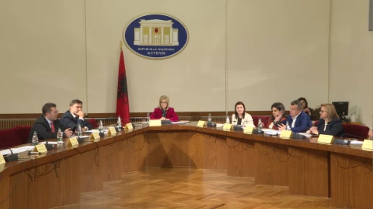 Nisin konsultimet me grupet parlamentare për zgjedhjen e presidentit të Shqipërisë