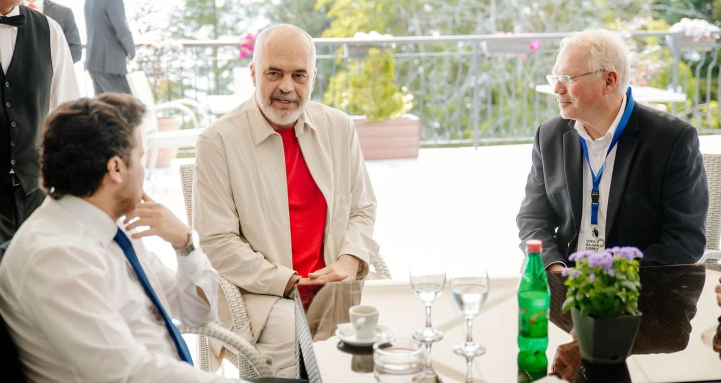 Rama arrin në Ohër, pi kafe me Abazoviqin dhe ambasadorin Hill (VIDEO)