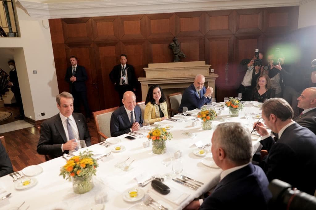 Osmani në mes të Ramës e Scholzit e përballë Vuçiqit në darkën e SEECP-së (FOTO)