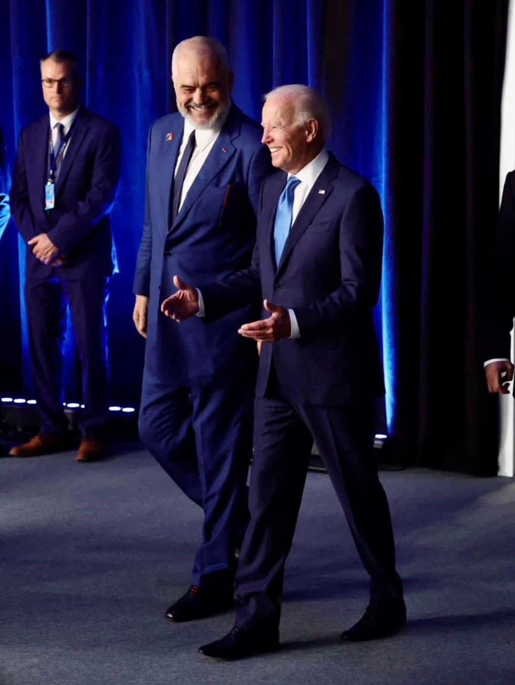 Edi Rama e ndan foto të ditës, momentin e diskutimit me Joe Biden në Samitin e NATO-s