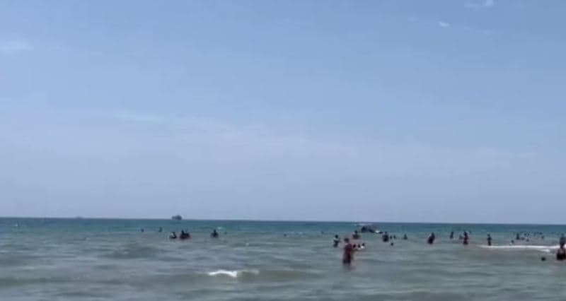 Plazhi i Durrësit "pushtohet" nga mushkonjat (VIDEO)