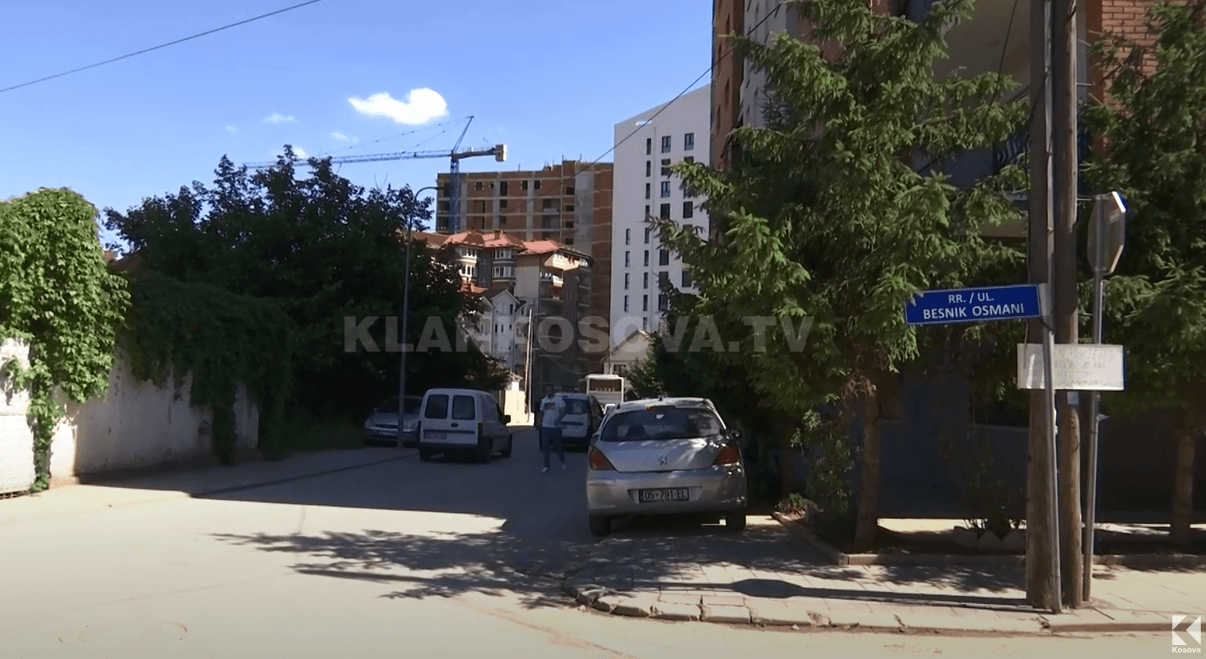 Tre 16-vjeçarë sulmojnë me grushte bashkëmoshatarin, ai ua kthen me thikë (VIDEO)