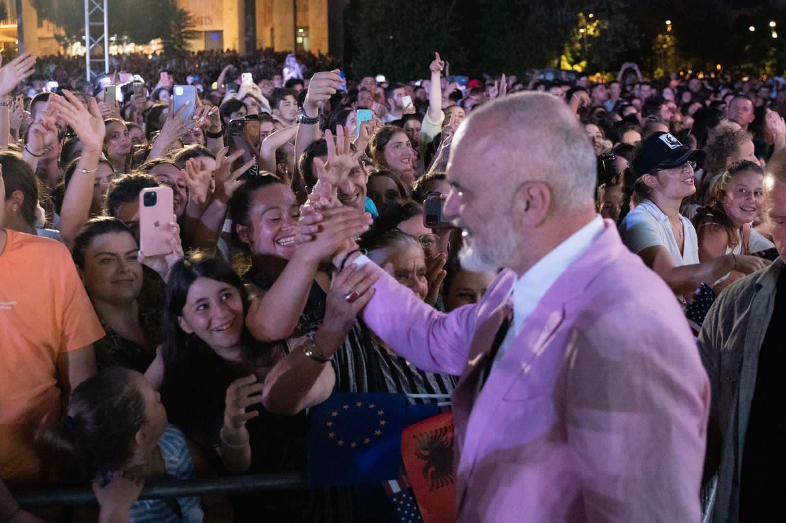 Edi Rama e nis ditën me pamjet e koncertit në sheshin Skenderbej