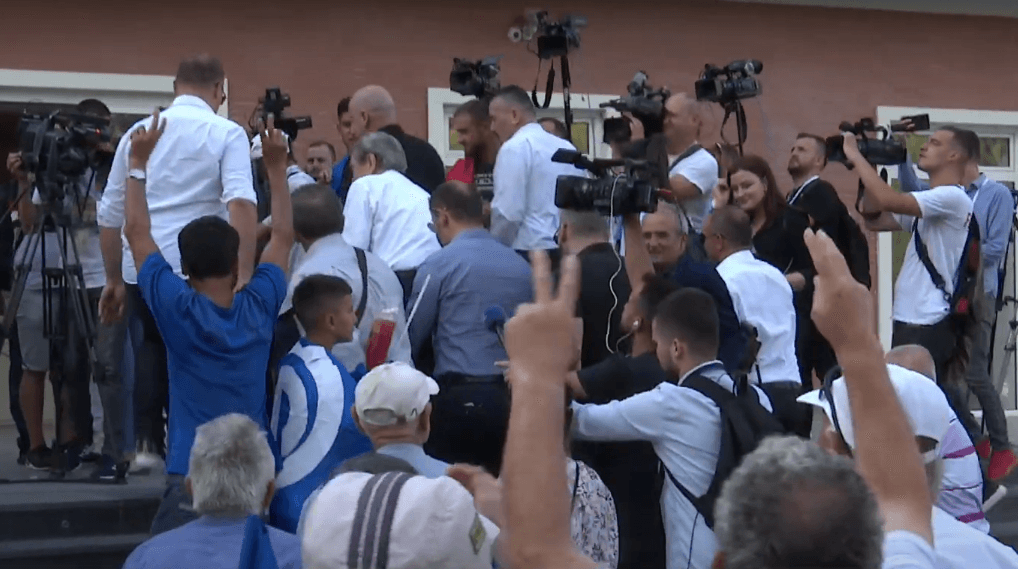 Sali Berisha arrin në seli, pritet me ovacione nga protestuesit (VIDEO)