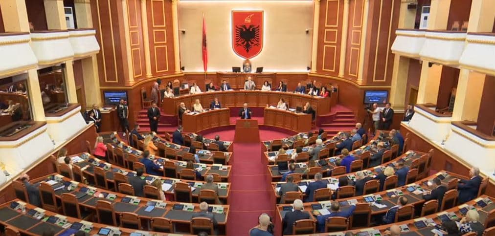 Sali Berisha tenton të marrë fjalën në Kuvend, i ndalin mikrofonin