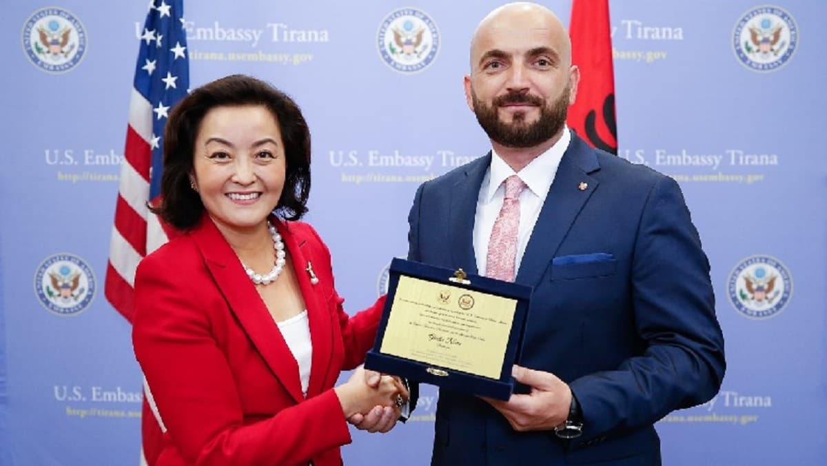 Ambasada e ShBA-së reagon pas shkarkimit të Gledis Nanos