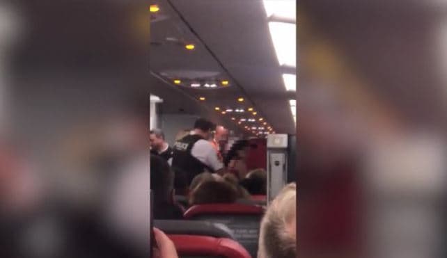 Gruaja e zhveshur vrapon në avion duke bërtitur "Kam eksplozivë" (VIDEO)