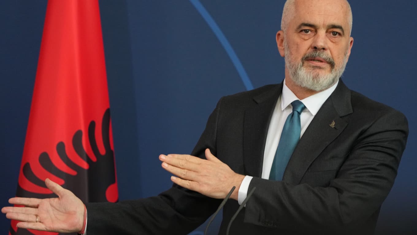 Media ruse shkruan për incidentin në Gramsh: Një person i sulmoi ushtarët