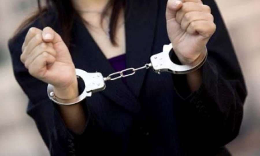 Nëna braktisë fëmijët në Hajvali, arrestohet nga policia