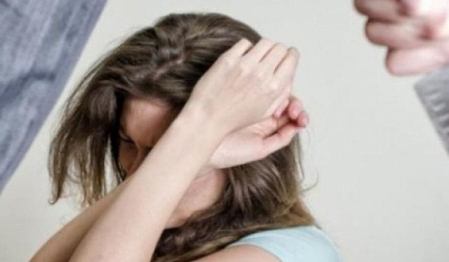 Arrestohet vushtrriasi, e rrahu nënën e tij