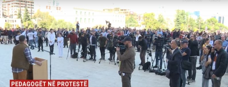 Pedagogët në protestë, bojkot vitit akademik, qeveria rrit me 7% pagat nga buxheti