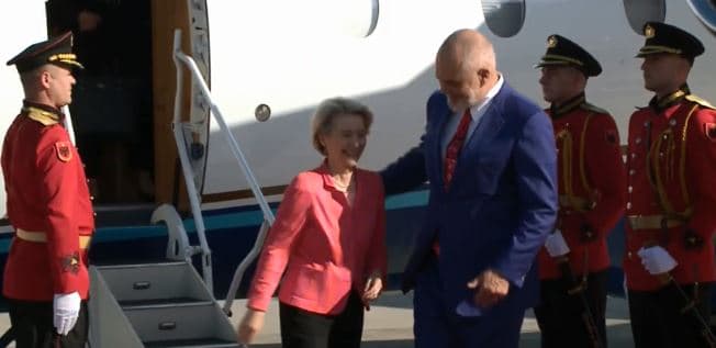 Von der Leyen arrin në Tiranë, pritet nga Rama (VIDEO)