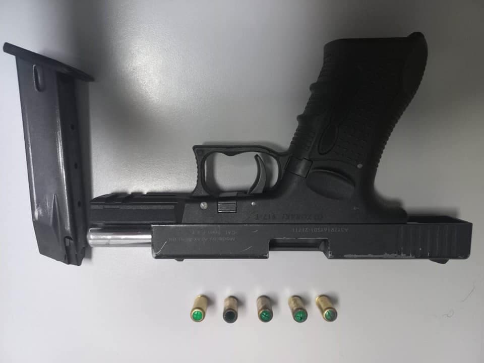 Shoqërohen pesë persona në polici, sekuestrohen dy armë zjarri dhe tri thika