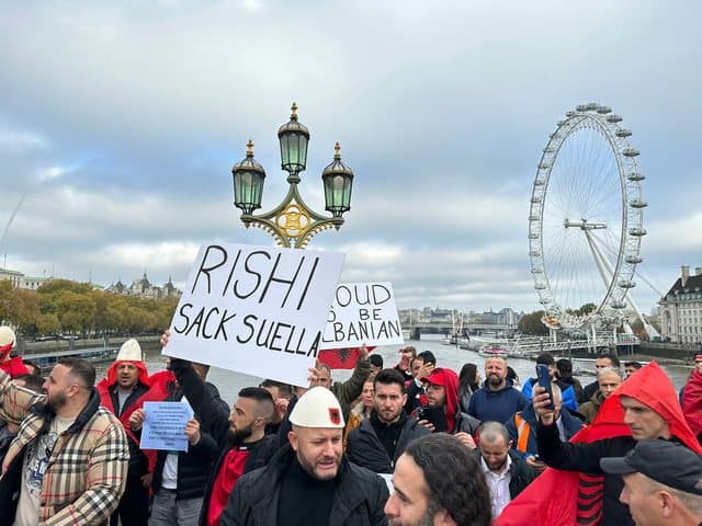 Shqiptarët në Britani dalin në protesta, shkak deklarata e Sekretares së Brendshme