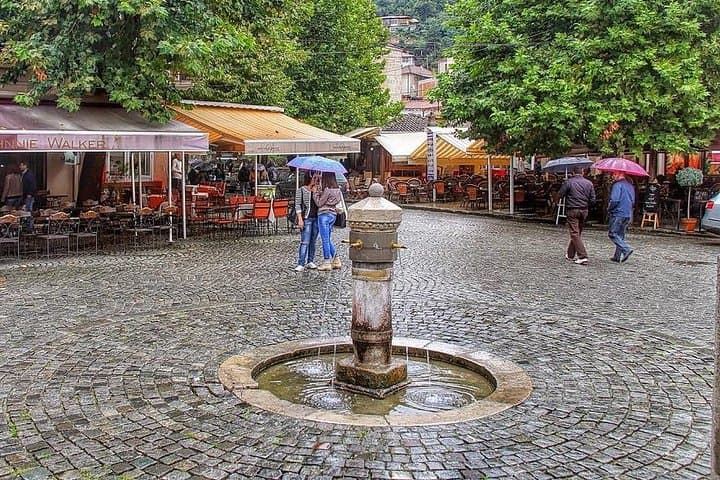 Prizren: Nën ndikimin e alkoolit një grua sulmon një burrë në kafiteri
