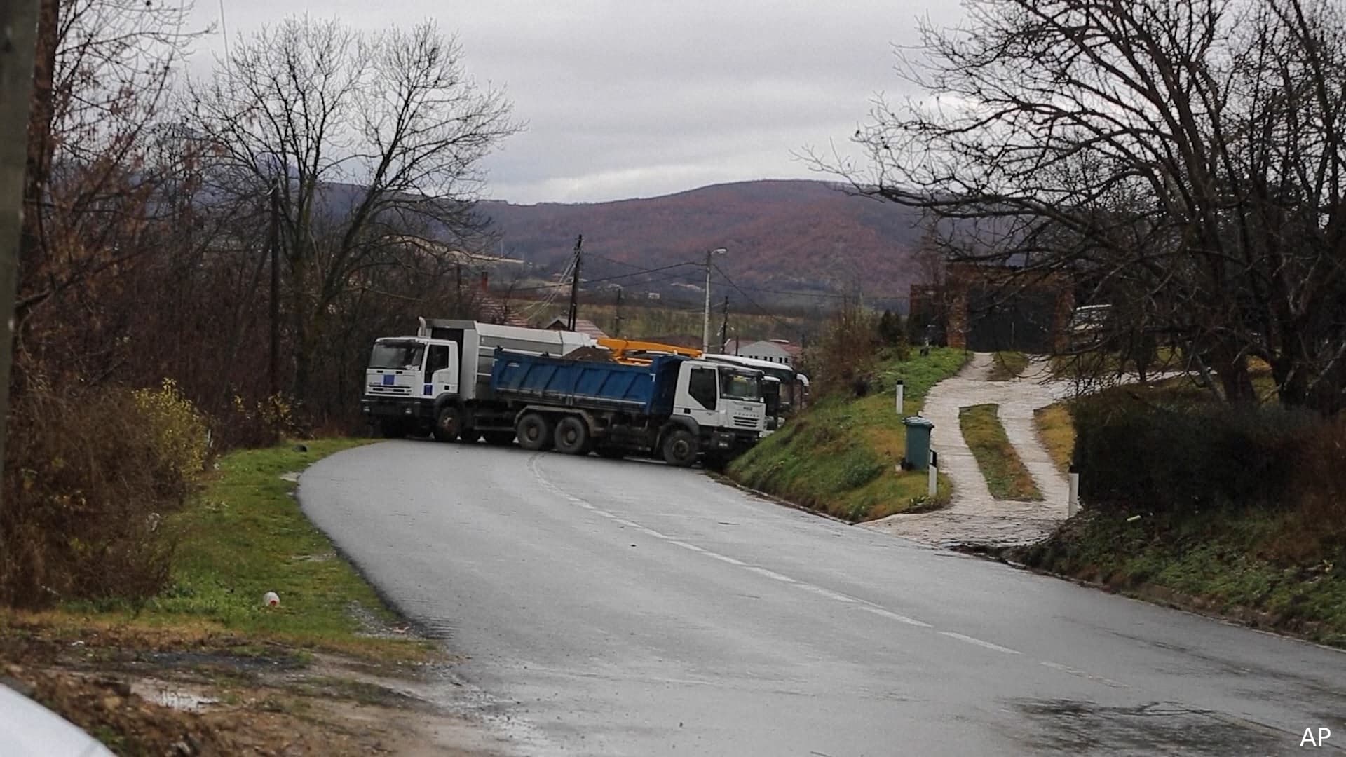 Policia: Grupet kriminale i vendosin edhe dy barrikada gjatë natës në veri