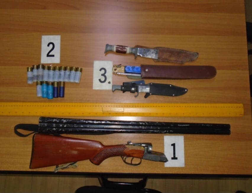 Prizren, policia sekuestron një veturë, armë gjuetie dhe tri thika