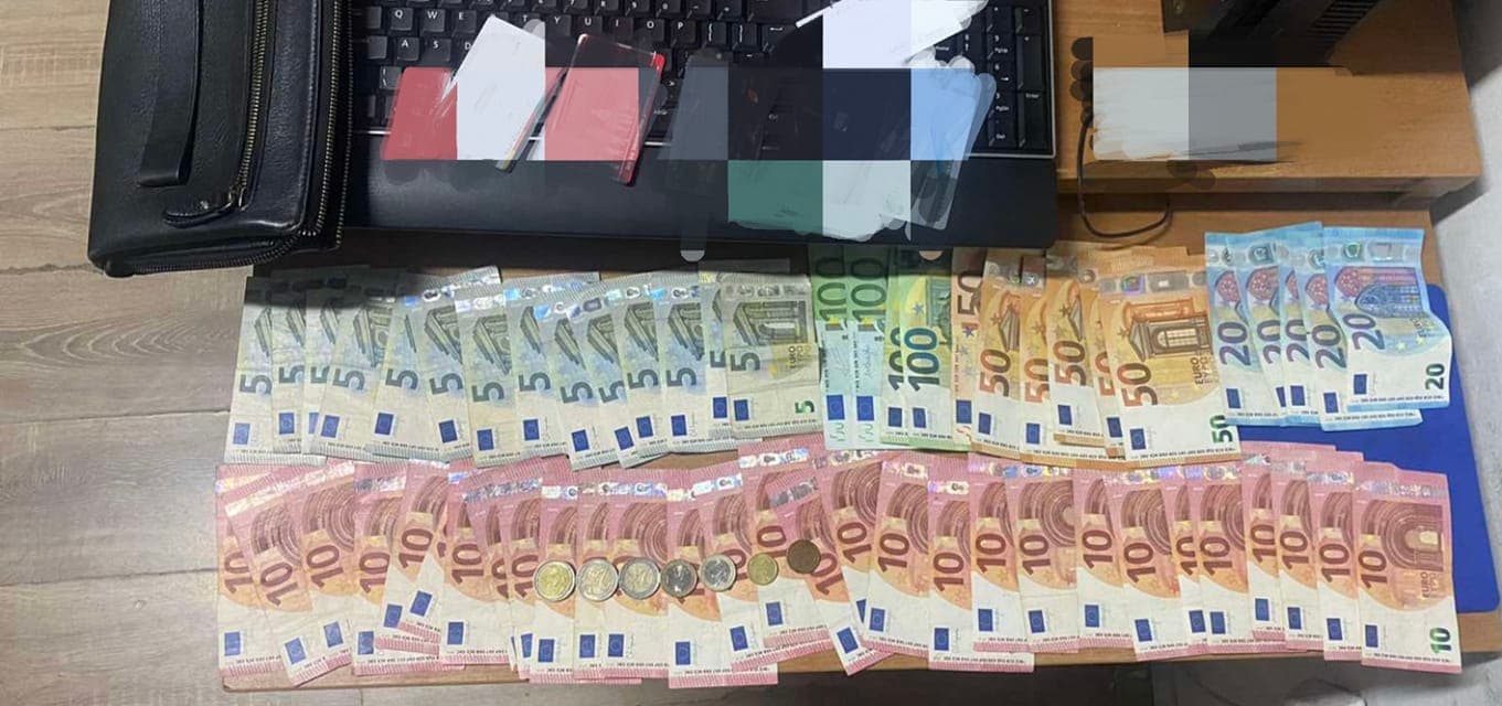 Qytetari e dorëzon portofolin me para në polici