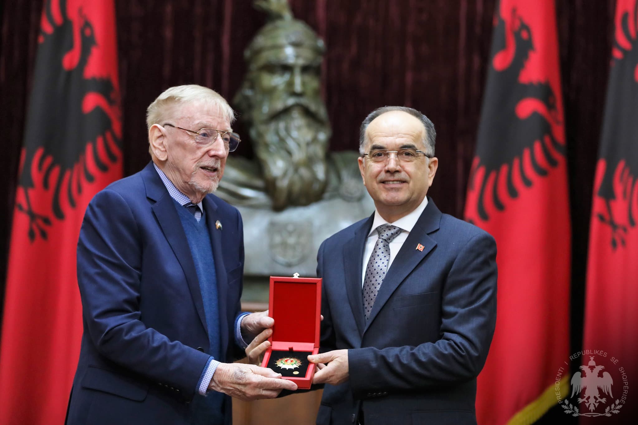 William Walker nderohet me medaljen “Kalorësi i Urdhrit të Flamurit”