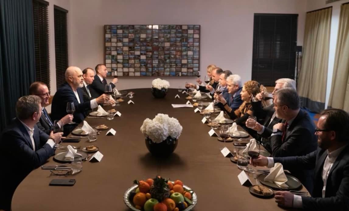 Rama shpërndan fotografi nga takimi me liderët e partive shqiptare në Maqedoni të Veriut