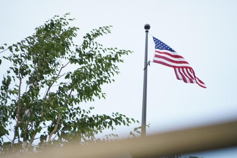 Ambasada e ShBA-së në Shqipëri thirrje shtetasve amerikanë: Shmangni tubimet e mëdha