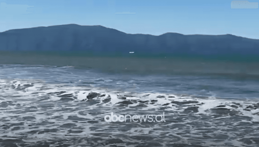 Kushtet atmosferike “paralizojnë” lundrimin detar në Vlorë (VIDEO)