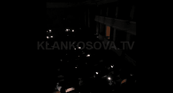 Ky është momenti kur gjatë seancës në Shqipëri ndërpritet energjia elektrike (VIDEO)