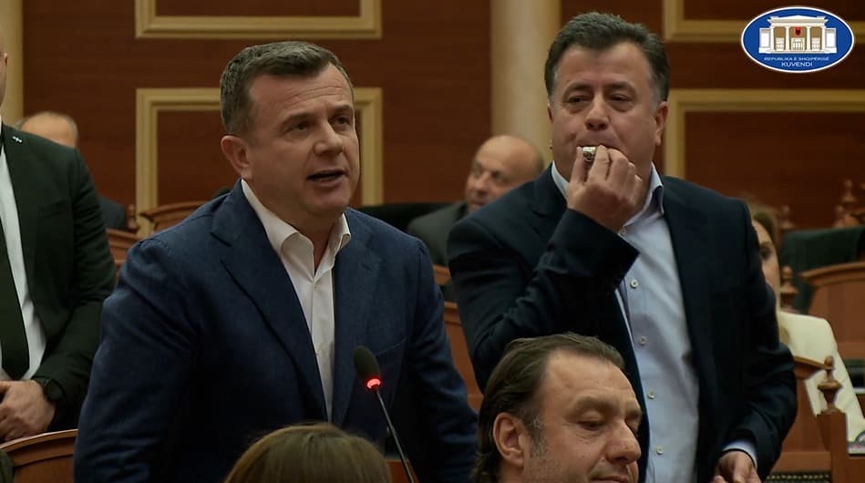Tensione edhe në debatin e Kuvendit në Shqipëri, Noka i PD-së, pengon mazhorancën me bilbil