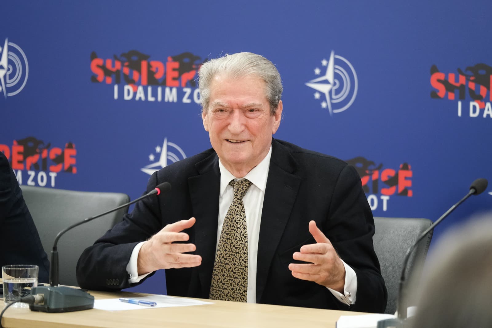 Opozita në Shqipëri me protestë para parlamentit