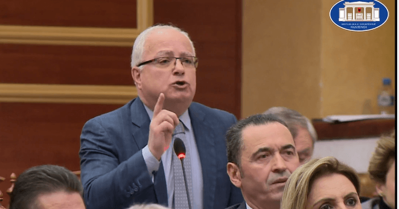 Deputeti i PD-së përjashtohet nga seanca, bllokoi foltoren