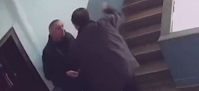 Pogradec: Polici mbështet pas murit dhe sulmon me shpulla të riun (VIDEO)